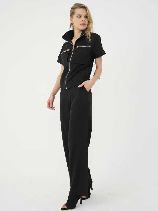 look coordonat cu set negru din jachetă cu guler înalt și pantaloni largi