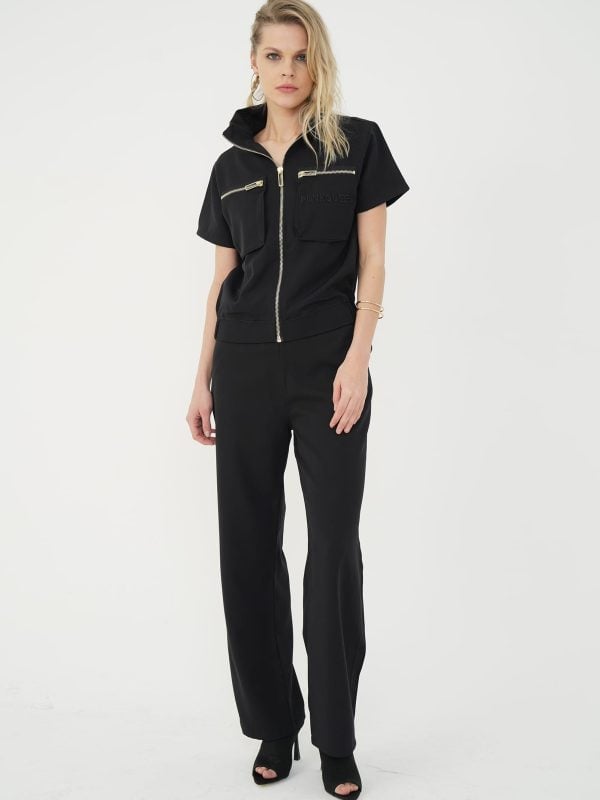 ținută minimalistă cu jachetă și pantaloni neagră damă