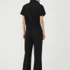 set minimalist negru cu jachetă și pantaloni văzut din spate