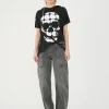 look streetwear cu tricou negru cu glugă, imprimeu schelet și cargo