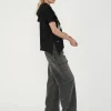 din profil, tricou negru cu glugă, mâneci scurte și linie asimetrică
