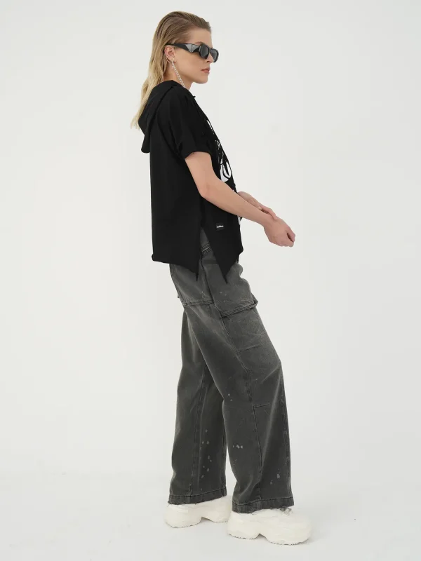 din profil, tricou negru cu glugă, mâneci scurte și linie asimetrică