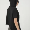 tricou negru cu glugă și croială asimetrică văzut din spate