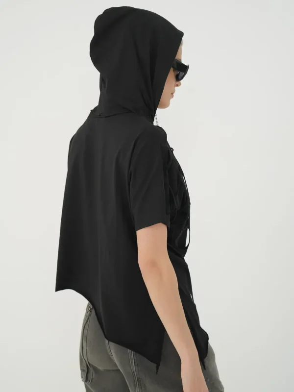 tricou negru cu glugă și croială asimetrică văzut din spate