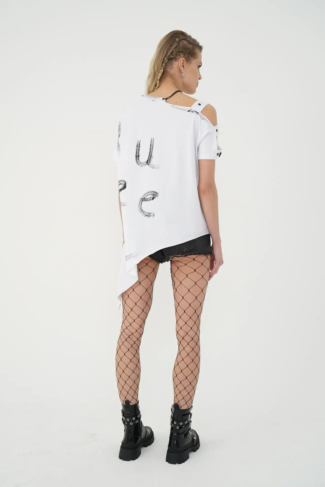 tricou alb asimetric punk văzut din spate