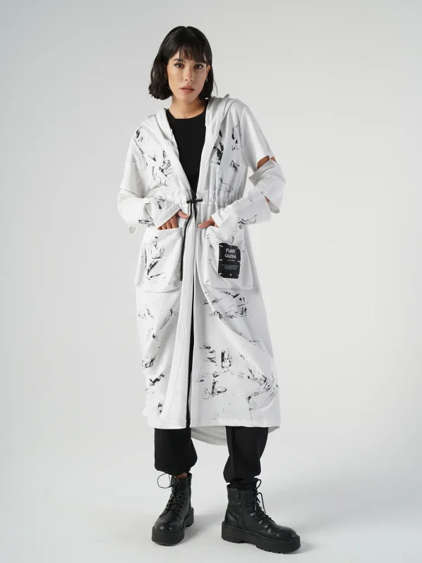 look avangardist cu trenci alb cu parte frontală fluidă și șnur în talie
