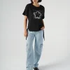 look casual cu tricou negru cu mesaj pozitiv și jeans