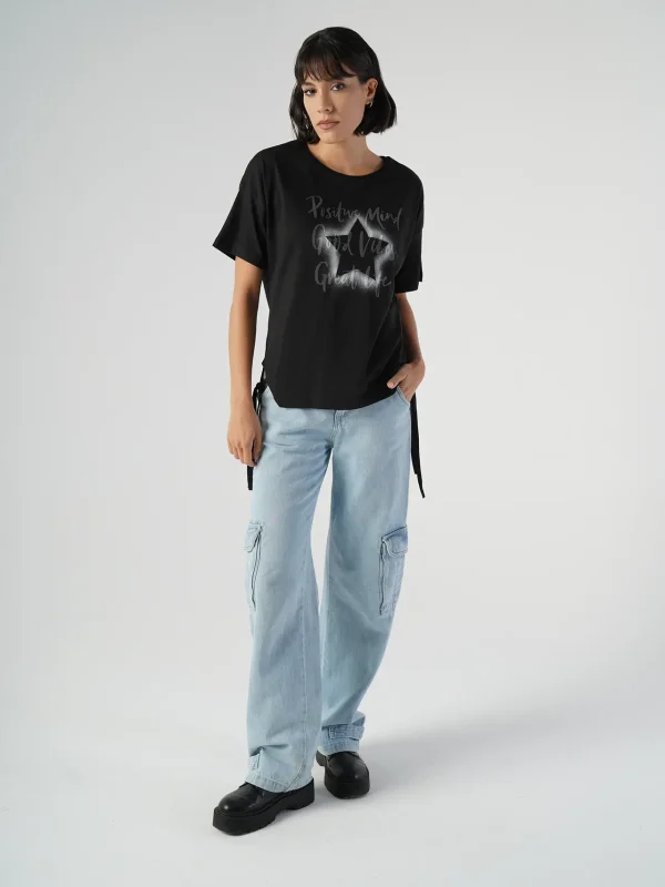look casual cu tricou negru cu mesaj pozitiv și jeans