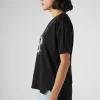 din profil, tricou negru cu mesaj pozitiv și mâneci scurte