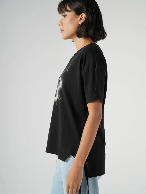 din profil, tricou negru cu mesaj pozitiv și mâneci scurte