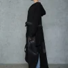 trenci negru vaporos gotic văzut din spate, croială fluidă