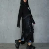 look gotic cu trenci negru vaporos peste o ținută all-black