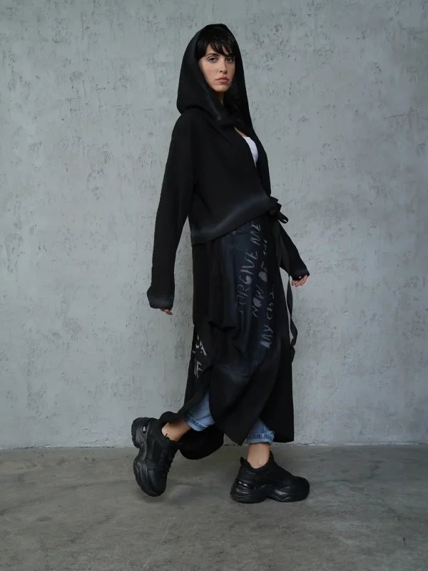 look gotic cu trenci negru vaporos peste o ținută all-black