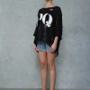 din profil, tricou negru perforat cu mâneci 3/4 și croială oversized