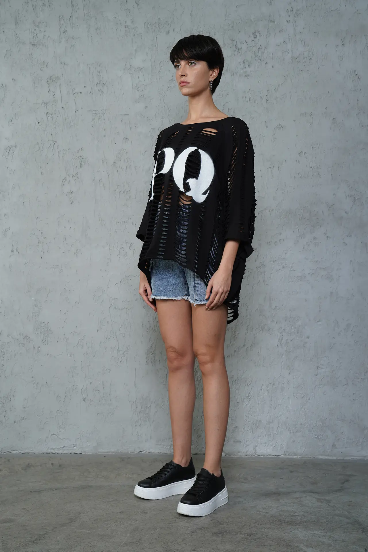 din profil, tricou negru perforat cu mâneci 3/4 și croială oversized