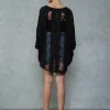 tricou negru perforat oversized văzut din spate, croială fluture