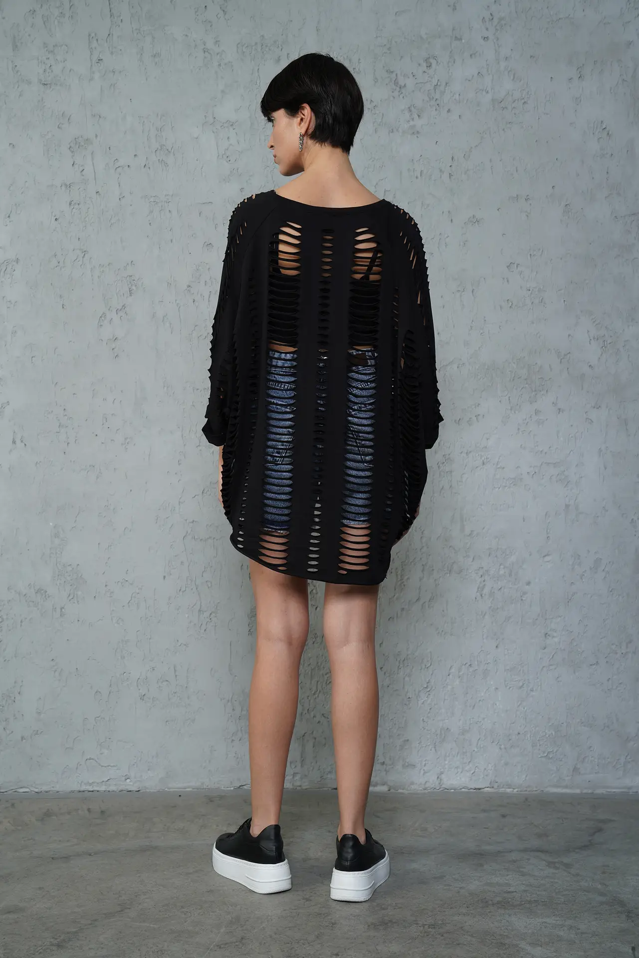 tricou negru perforat oversized văzut din spate, croială fluture