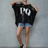 look urban relaxat cu tricou negru perforat oversized și sneakers