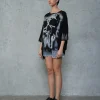look urban cool cu tricou negru oversize cu fermoare și sneakers