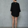 tricou negru cu fermoare asimetric văzut din spate, croială oversize