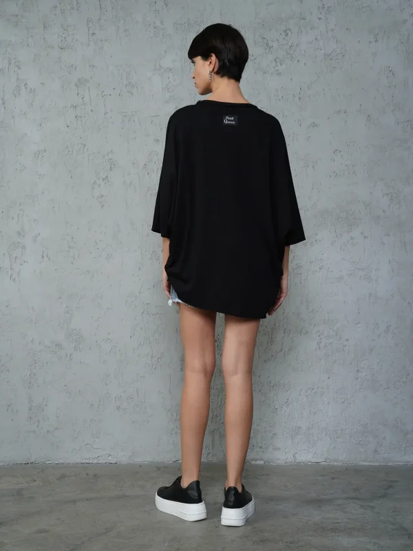 tricou negru cu fermoare asimetric văzut din spate, croială oversize