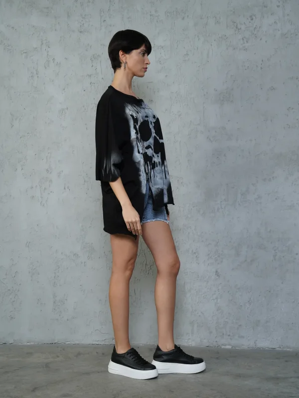 din profil, tricou negru oversize cu mâneci tip fluture și fermoare