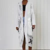 look futurist cu trenci alb lung cu imprimeu artistic și ciucuri