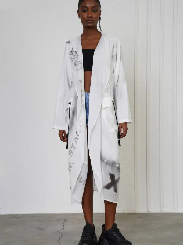 look futurist cu trenci alb lung cu imprimeu artistic și ciucuri