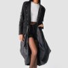look sofisticat cu trenci-rochie negru asimetric și sneakers