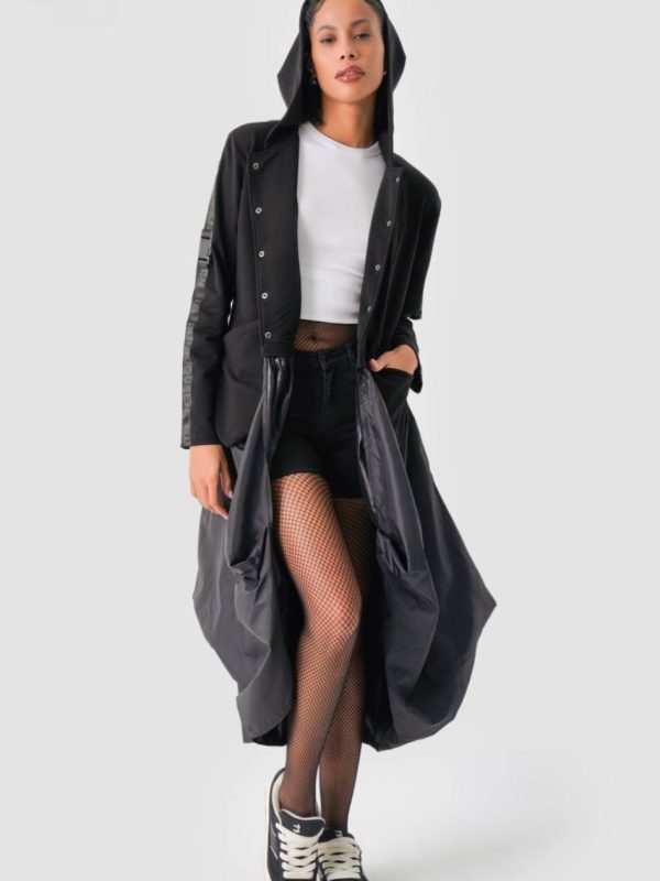 look sofisticat cu trenci-rochie negru asimetric și sneakers