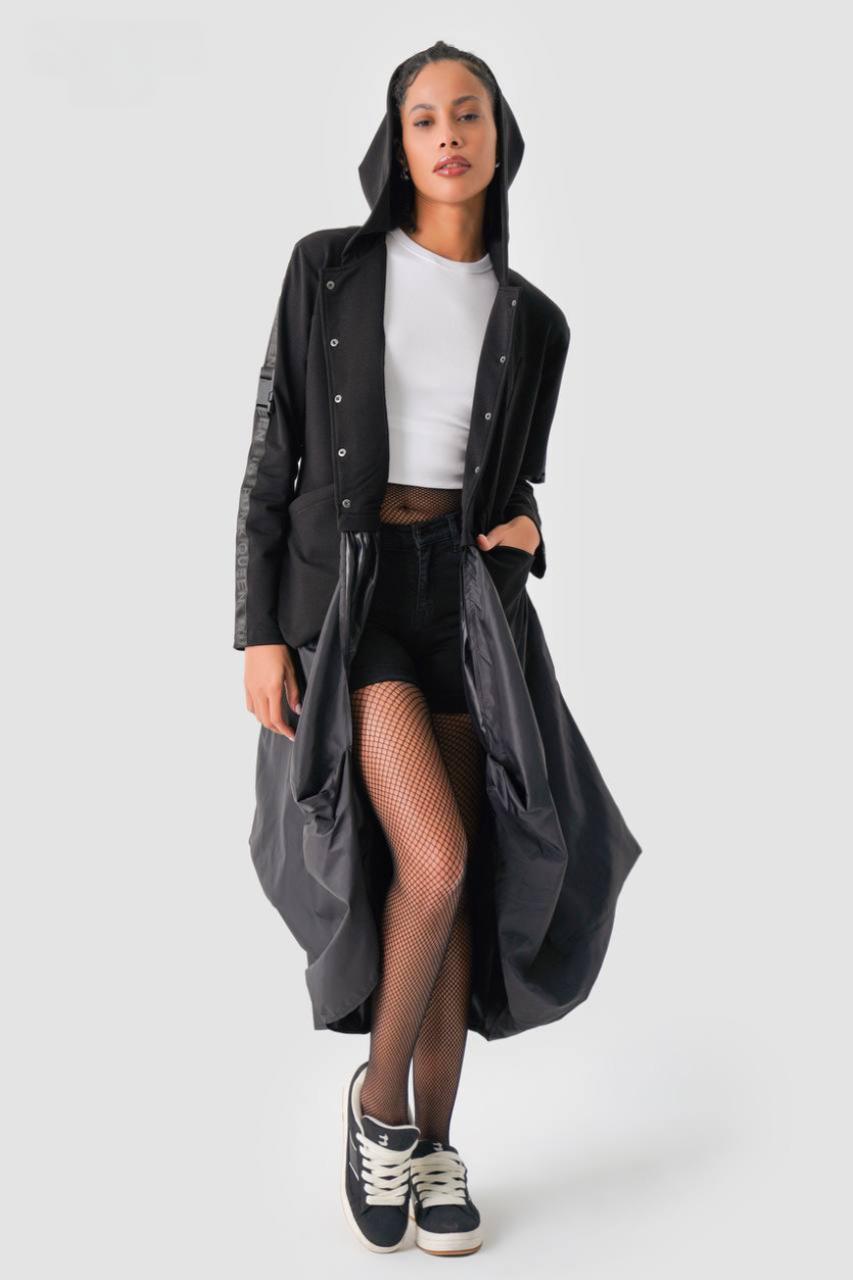 look sofisticat cu trenci-rochie negru asimetric și sneakers