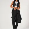 look urban-punk cu trenci-vestă negru fără mâneci cu glugă și bocanci