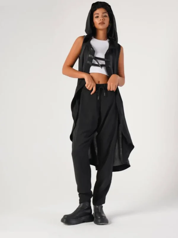 look urban-punk cu trenci-vestă negru fără mâneci cu glugă și bocanci