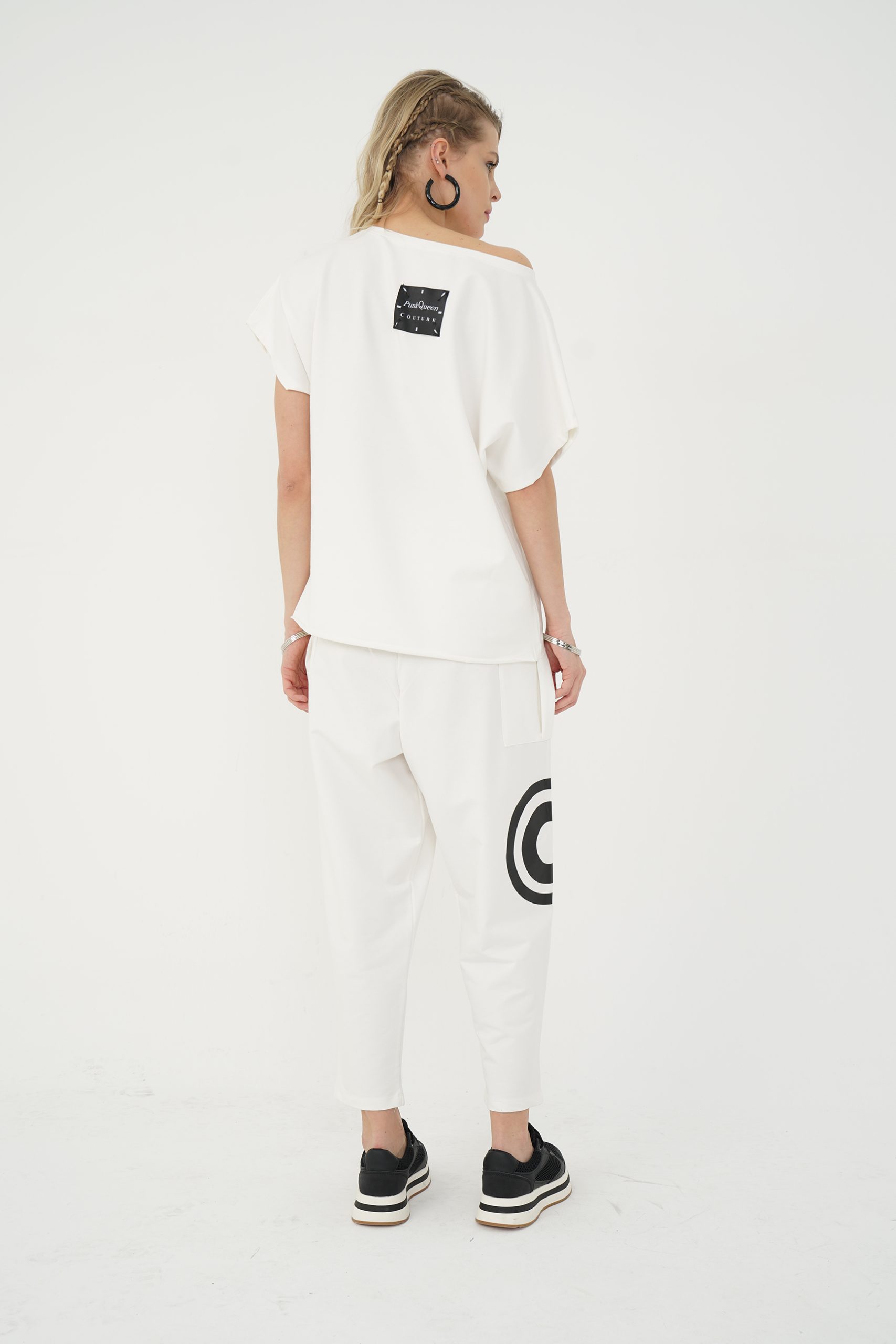 set ecru cu bluză asimetrică și pantaloni văzut din spate