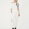 look sport-chic cu set ecru din bluză asimetrică cu umăr descoperit și pantaloni