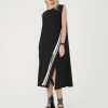look sport-casual cu rochie neagră cu bandă albă oblică și bonanci