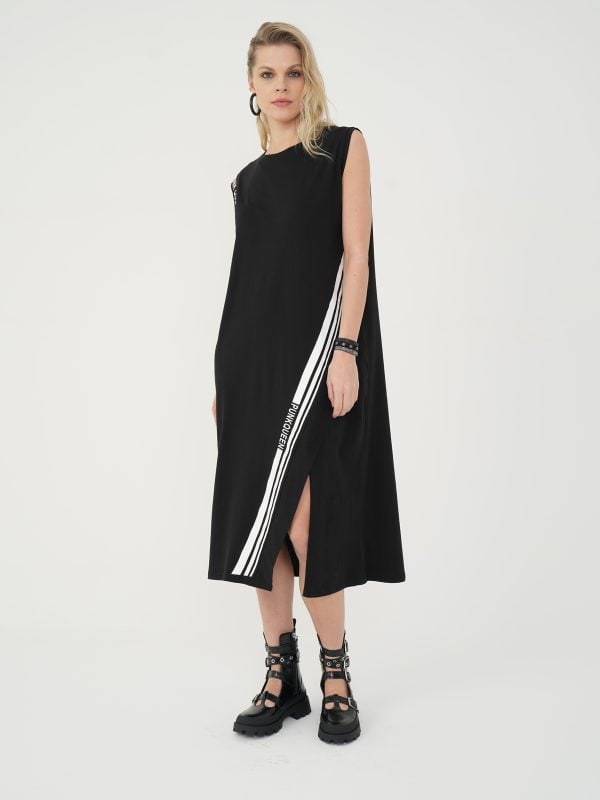 look sport-casual cu rochie neagră cu bandă albă oblică și bonanci