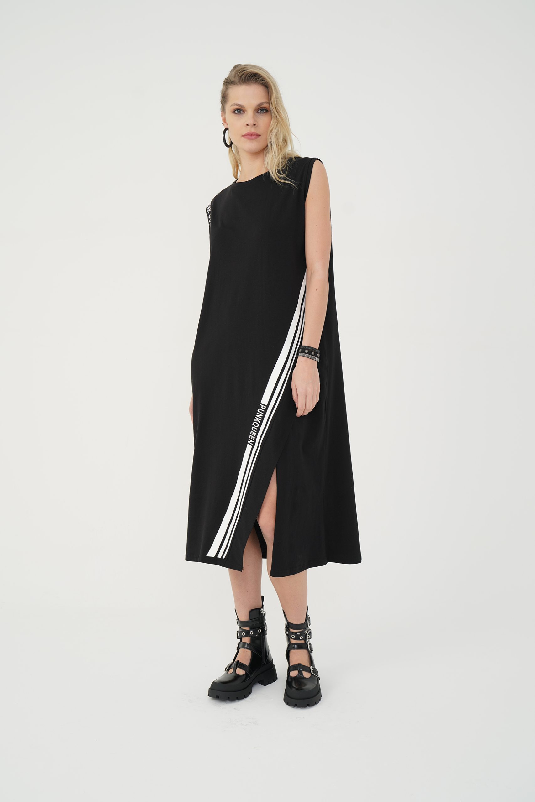 look sport-casual cu rochie neagră cu bandă albă oblică și bonanci