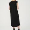 rochie neagră cu fentă văzută din spate, croială dreaptă