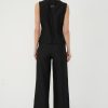 set negru cu vestă și pantaloni cu talie înaltă văzut din spate