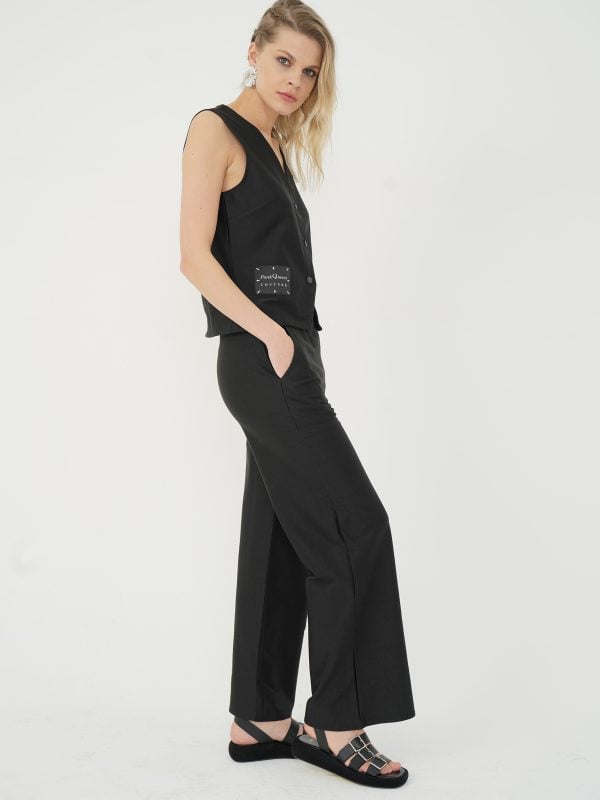 ținută clasică cu vestă și pantaloni neagră damă