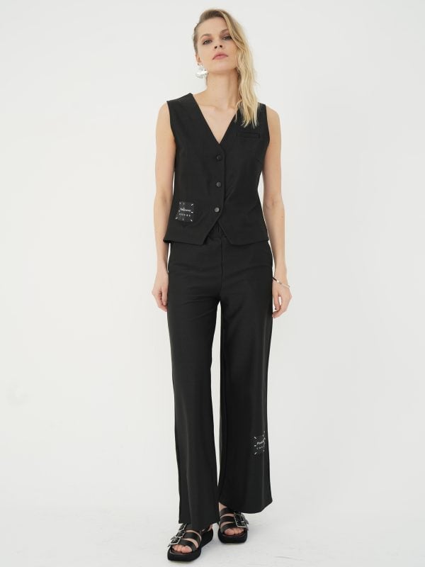 look office cu set negru din vestă cu decolteu în V și pantaloni cu talie înaltă