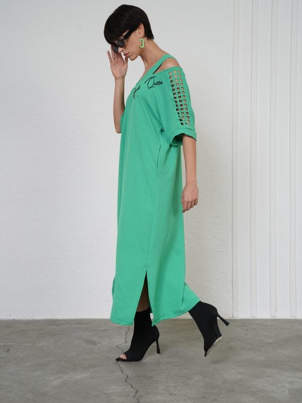 din profil, rochie verde elegantă cu mâneci trei sferturi