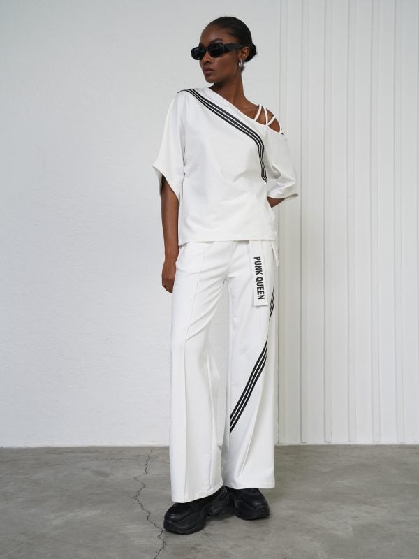 look sofisticat cu set ecru din bluză asimetrică pe un umăr și pantaloni largi