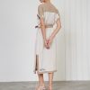 rochie elegantă relaxată bej văzută din spate, croială dreaptă