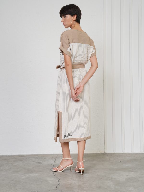 rochie elegantă relaxată bej văzută din spate, croială dreaptă