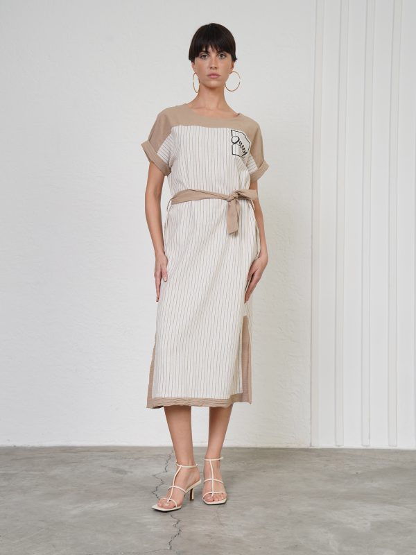 look semi-formal cu rochie bej elegantă relaxată și pantofi cu toc