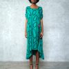 look de vară cu rochie verde cu decupaje la umeri și pantofi