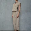 look office cu set bej din top-sacou fără mâneci și pantaloni conici cu talie înaltă