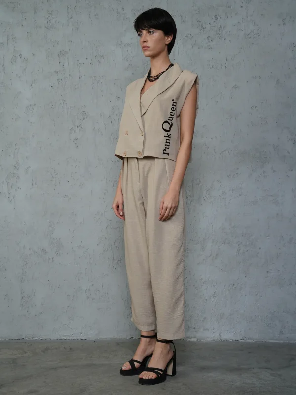look office cu set bej din top-sacou fără mâneci și pantaloni conici cu talie înaltă